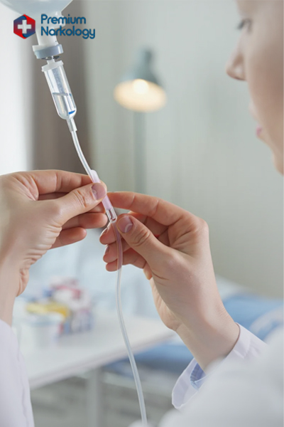 Доктор держит пробирку